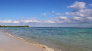 Playa del Carmen Meksika 'da berrak turkuvaz mavi su dalgaları ve kara bulutlarla şaşırtıcı tropikal Meksika Karayip plajı ve deniz manzarası manzarası..