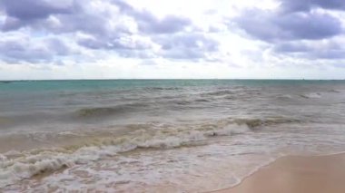 Playa del Carmen Meksika 'da berrak turkuvaz mavi su dalgaları ve kara bulutlarla şaşırtıcı tropikal Meksika Karayip plajı ve deniz manzarası manzarası..