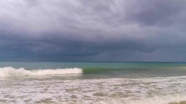 Playa del Carmen Mexico 'da turkuaz mavi su dalgalarıyla inanılmaz tropikal Meksika Karayip plajı ve deniz manzarası manzarası..