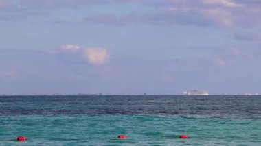 Playa del Carmen Quintana Roo Meksika 'daki berrak turkuaz mavi sularıyla Cozumel adasına inanılmaz tropik Meksika deniz ve sahil manzarası manzarası.