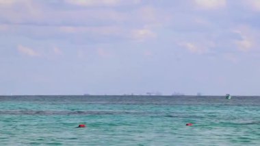 Playa del Carmen Quintana Roo Meksika 'daki berrak turkuaz mavi sularıyla Cozumel adasına inanılmaz tropik Meksika deniz ve sahil manzarası manzarası.