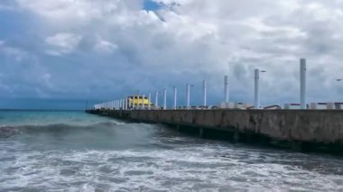 Tekne yatı Katamaran feribot iskelesi rıhtımı ve limanı Cozumel adasından Playa del Carmen Mexico 'ya giden tropik Meksika sahil feribotu..