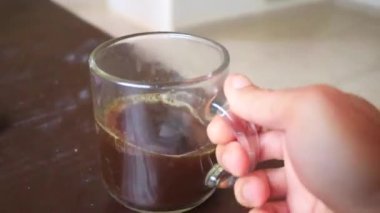 Playa del Carmen Quintana Roo Meksika 'daki restoran kafeteryasında bir tabak kaşık ve tabakla bir bardak koyu americano kahvesi..