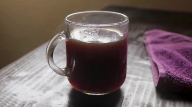 Playa del Carmen Quintana Roo Meksika 'daki restoran kafeteryasında bir tabak kaşık ve tabakla bir bardak koyu americano kahvesi..