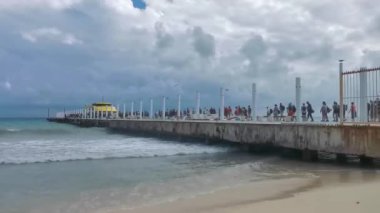Birçok turist, Cozumel Adası 'ndan Playa del Carmen Meksika' ya giden tropikal Meksika sahil feribotu ile yolcu yulaf yatı katamaran feribot iskelesi iskelesi ve liman turistleridir..