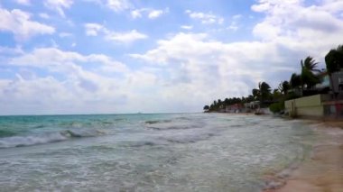 Playa del Carmen Quintana Roo Mexico 01. Aralık 2023 Tropikal Meksika Karayip plajı ve denizi çok eğlenceli insanlarla güneş şemsiyeleri Playacar Playa del Carmen Mexico 'da turkuaz su.