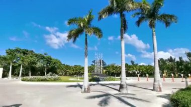 Luis Donaldo Colosio Playa del Carmen Quintana Roo Meksika 'daki tropikal palmiye ağaçlarının altında yaya geçidi yolu.