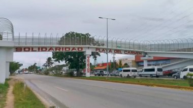 Playa del Carmen Quintana Roo Meksika 15. Haziran 2021 Tipik cadde yolu ve şehir manzarası arabalarla trafik köprüsü üstgeçidi ve Quintana Roo Mexico 'daki Playa del Carmen binaları.