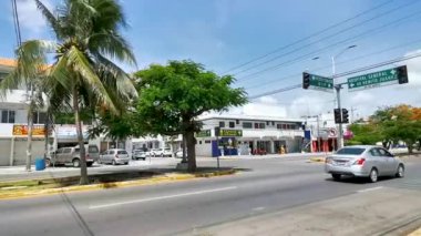 Tipik sokak yolu ve şehir manzarası arabalarla trafik sıkışıklığı yoğun restoranlar Quintana Roo Mexico 'da Playa del Carmen' in insan ve binalarını depoluyor..