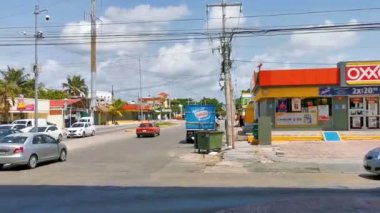 Tipik sokak yolu ve şehir manzarası arabalarla trafik sıkışıklığı yoğun restoranlar Quintana Roo Mexico 'da Playa del Carmen' in insan ve binalarını depoluyor..