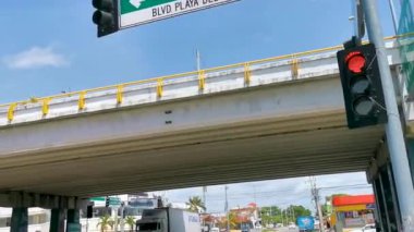 Playa del Carmen Quintana Roo Mexico 12. Temmuz 2021 Tipik Otoyol Köprüsü ve cadde yolu ve şehir manzarası ile Meksika 'da Playa del Carmen binaları.