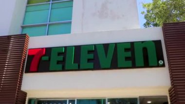 Playa del Carmen Quintana Roo Meksika 26 numara. Mart 20217 Playa del Carmen Quintana Roo Meksika 'da girişi ve logosu olan 11 mağaza..