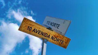 Playa del Carmen Quintana Roo Mexico 16. Mart 2021 Playa del Carmen Quintana Roo Meksika 'daki cadde ve yolların yönlendirilmesi için sarı ve beyaz yol işaretleri ve isim.