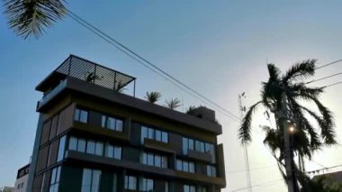 Playa del Carmen Quintana Roo Mexico 'daki Karayipler' deki büyük tatil köyü ve otel kompleksi deniz ve palmiye ağaçları..