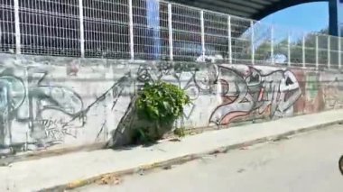 Playa del Carmen Meksika sokaklarında resimler, grafiti sanatı ve sembollerle dolu sanatsal duvarlar..