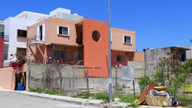 Playa del Carmen Quintana Roo Meksika 'da tropik cennette, palmiye ağaçları ve turuncu renkli modern tipik binalar ve mimari oteller tatil beldeleri ve daireler..