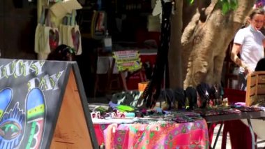 Playa del Carmen Quintana Roo Meksika 26 numara. Mart 2021 Satıcı ve müşteri, Playa del Carmen Quintana Roo Meksiko 'da insan hediyelik eşya ve binaları olan La Quinta Avenida' nın tipik sokak ve şehir manzarası üzerinde anlaşma yaptılar..