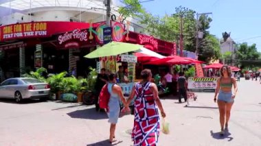 La Quinta Avenida 'nın tipik sokak yolu ve şehir manzarası restoran dükkanları insanların hatıralarını ve binalarını Playa del Carmen Quintana Roo Mexico' da saklıyor..