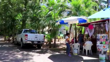 La Quinta Avenida 'nın tipik sokak yolu ve şehir manzarası restoran dükkanları insanların hatıralarını ve binalarını Playa del Carmen Quintana Roo Mexico' da saklıyor..