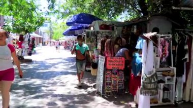 La Quinta Avenida 'nın tipik sokak yolu ve şehir manzarası restoran dükkanları insanların hatıralarını ve binalarını Playa del Carmen Quintana Roo Mexico' da saklıyor..