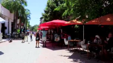 La Quinta Avenida 'nın tipik sokak yolu ve şehir manzarası restoran dükkanları insanların hatıralarını ve binalarını Playa del Carmen Quintana Roo Mexico' da saklıyor..