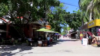 La Quinta Avenida 'nın tipik sokak yolu ve şehir manzarası restoran dükkanları insanların hatıralarını ve binalarını Playa del Carmen Quintana Roo Mexico' da saklıyor..