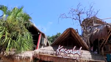 La Quinta Avenida 'nın tipik sokak yolu ve şehir manzarası restoran dükkanları insanların hatıralarını ve binalarını Playa del Carmen Quintana Roo Mexico' da saklıyor..