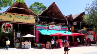 La Quinta Avenida 'nın tipik sokak yolu ve şehir manzarası restoran dükkanları insanların hatıralarını ve binalarını Playa del Carmen Quintana Roo Mexico' da saklıyor..