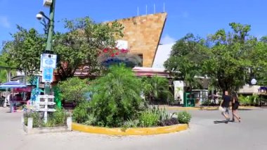 La Quinta Avenida 'nın tipik sokak yolu ve şehir manzarası restoran dükkanları insanların hatıralarını ve binalarını Playa del Carmen Quintana Roo Mexico' da saklıyor..