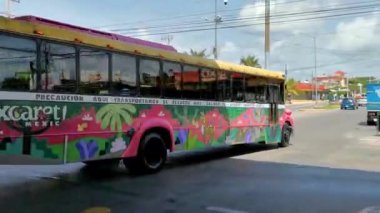 Playa del Carmen Quintana Roo Mexico 'daki kırmızı kırmızı mavi Meksika Xcaret otobüsü.