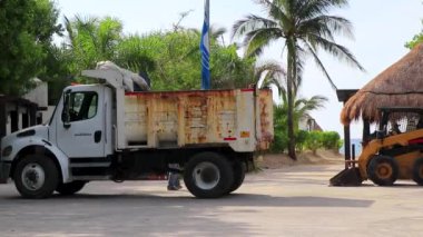 Playa del Carmen Quintana Roo Meksika 18. Ağustos 2021 Çöp kamyonu ve kazıcı Playa del Carmen Quintana Roo 'daki deniz yosunu yosununu plajdan çıkardı..