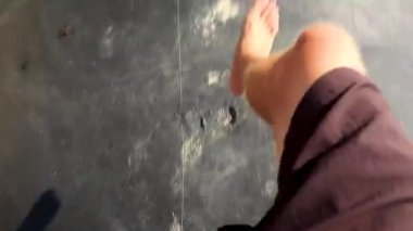 Playa del Carmen Quintana Roo Meksika 'da kumsalda yürüyen erkekler.