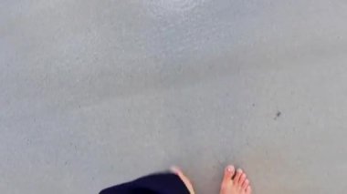 Playa del Carmen Quintana Roo Meksika 'da kumsalda yürüyen erkekler.
