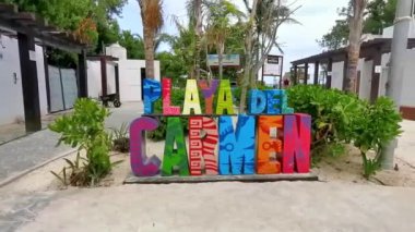 Playa del Carmen 'in renkli Playa del Carmen Quintana Roo Meksika plajındaki tabela sembolü.