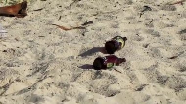 Playa del Carmen Quintana Roo Meksika 05. Ağustos 2021 Corona bira şişeleri Playa del Carmen Meksika 'daki tropik Meksika sahillerindeki çöp kirliliği.