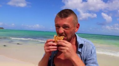 Erkek turist, Playa del Carmen Meksika 'daki Karayipler sahilinde Meksika yemeği deneyecek..
