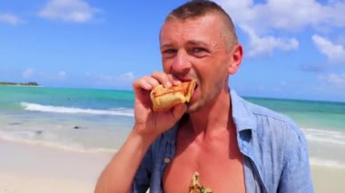 Erkek turist, Playa del Carmen Meksika 'daki Karayipler sahilinde Meksika yemeği deneyecek..