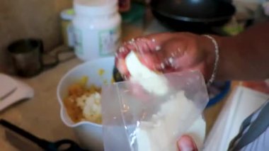 Meksika yemeği malzemelerini hazırlayın ve Meksika 'da muz hamuru doğrama ve doğrama hazırlığı yapın..