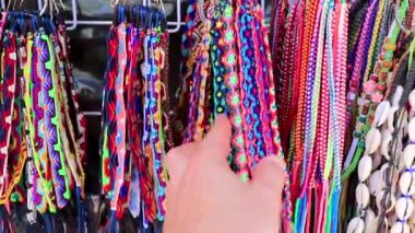 Playa del Carmen Quintana Roo Meksika 'daki Meksika pazarında renkli kumaş bilezikler..