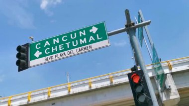 Trafik işaretleri ve Playa del Carmen Quintana Roo Mexico 'daki cadde ve yolların oryantasyonu için isim.
