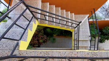 Modern binalar ve mimari oteller tatil köyleri ve daireler Playa del Carmen Quintana Roo Meksika 'da palmiye ağaçları olan tropik cennette sarı merdivenler..