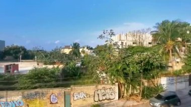 Playa del Carmen Quintana Roo Meksika 'daki tropikal sokak palmiyeleri ve şehir manzaralı balkon terasından manzara.