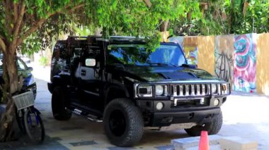 Playa del Carmen Quintana Roo Meksika 26 numara. Mart 2021 Çeşitli Meksika kamyonet vagonları 4x4 off-road Hummer Playa del Carmen Quintana Roo Mexico 'da.