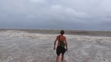 Adam kasırga sırasında plajda ve Playa del Carmen Quintana Roo Mexico 'da eğleniyor..