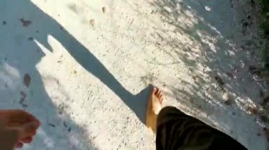 Playa del Carmen Quintana Roo Meksika 'da sokakta çıplak ayakla yürüyen bir adam..