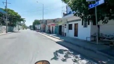 Playa del Carmen Quintana Roo Mexico 'da motosikletli bir motosiklet sürüp çekim yapmak..