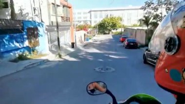 Playa del Carmen Quintana Roo Mexico 'da motosikletli bir motosiklet sürüp çekim yapmak..
