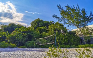 Playa del Carmen Quintana Roo Meksika 'nın tropikal doğasında, Karayip kumlu sahilinde voleybol.