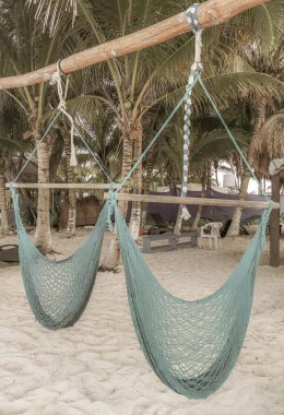 Playa del Carmen Quintana Roo Mexico 'daki Karayipler' de tropik bir paradisikal sahilde hamak..