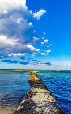 Playa del Carmen Quintana Roo Meksika 'da taş ve kayalardan oluşan bir hendekte denize açılan yol..